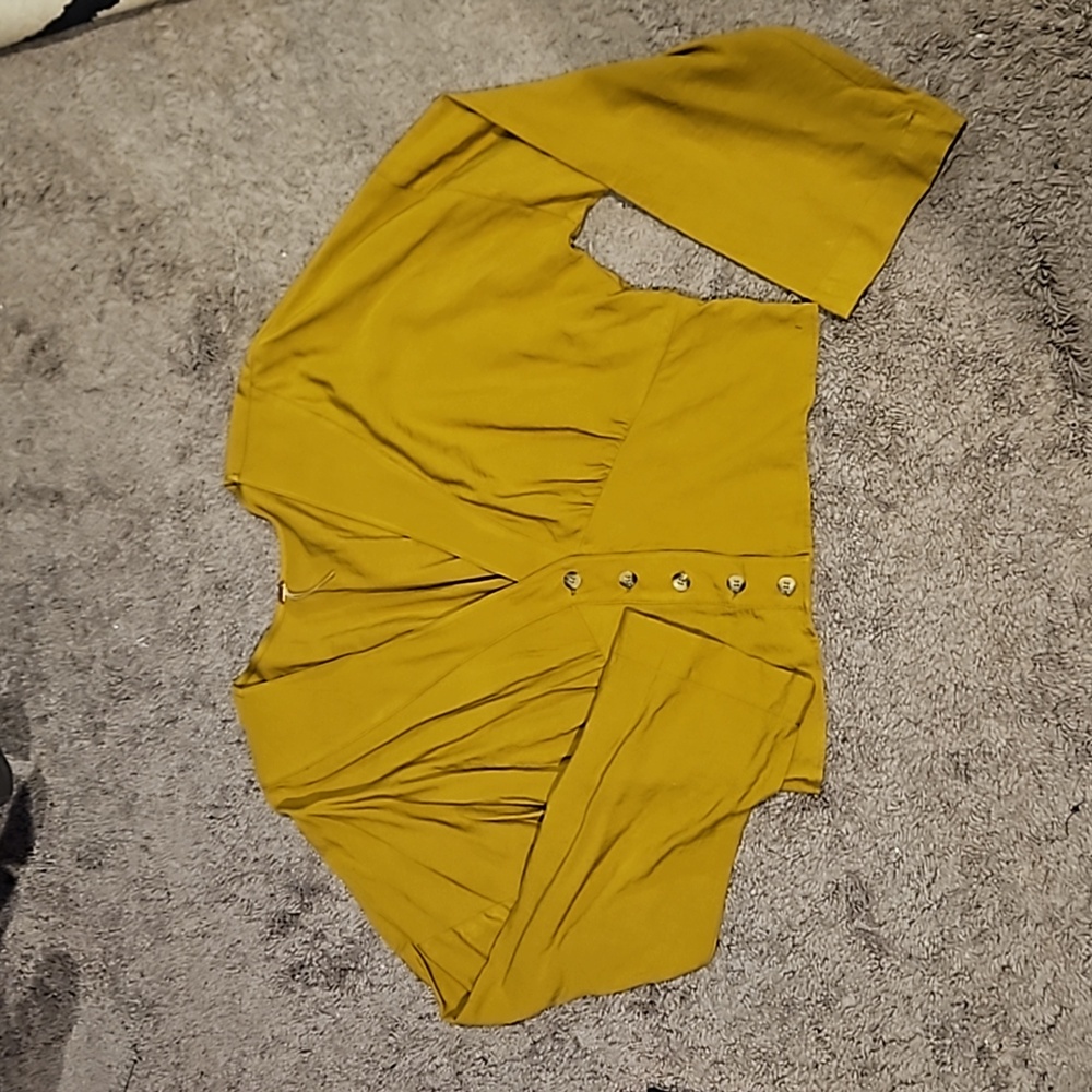 Free people long sleeve crop buttom down. Mustard color, flared sleeves